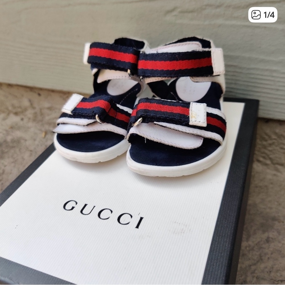 GUCCI White Top with Navy Blue and Red Patterned Knit Shorts & sandals - Picture 7 of 10